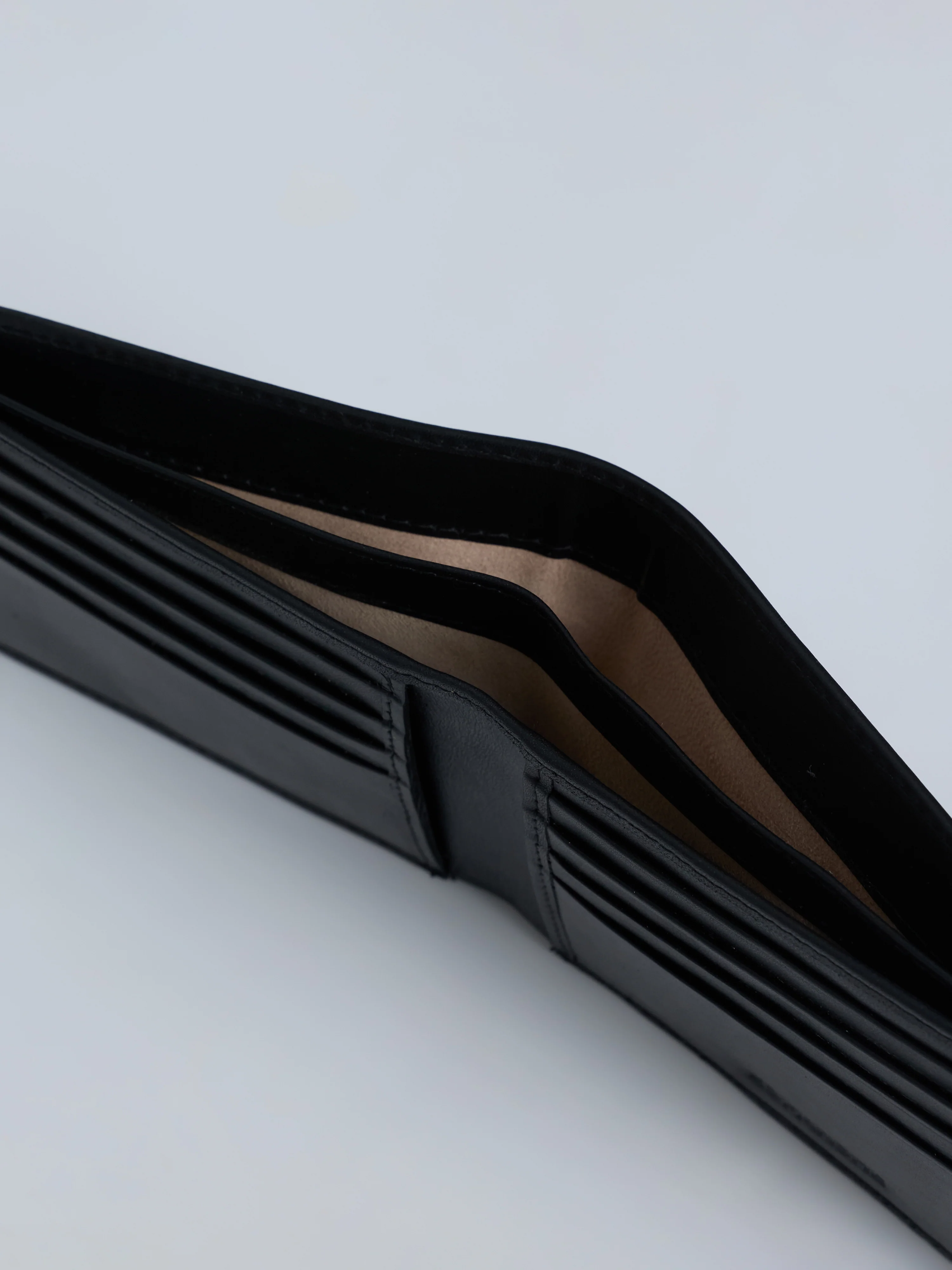 Arctic-5 - Vertical Leather ID Wallet - Black - Image 5