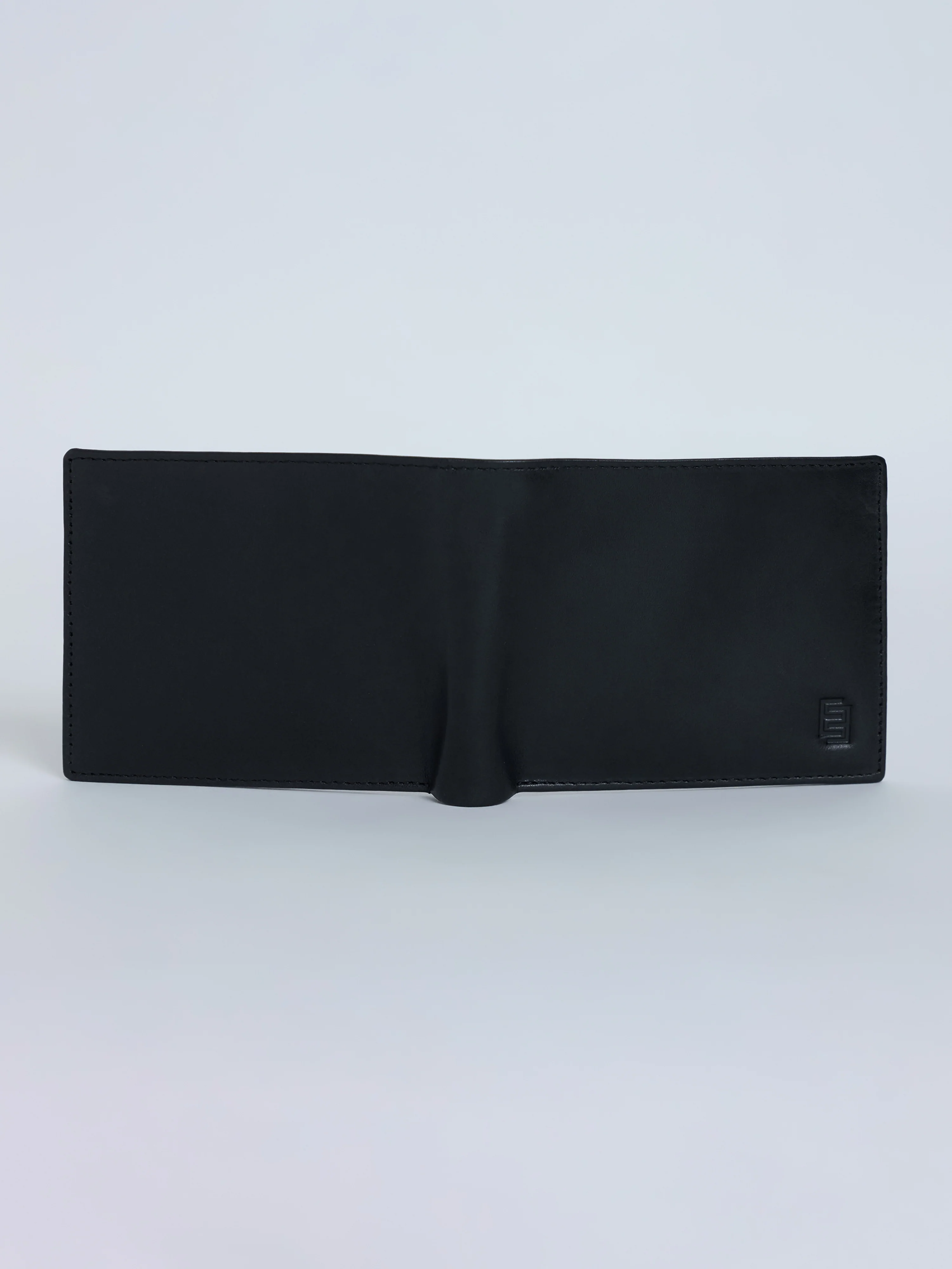 Arctic-5 - Vertical Leather ID Wallet - Black - Image 7